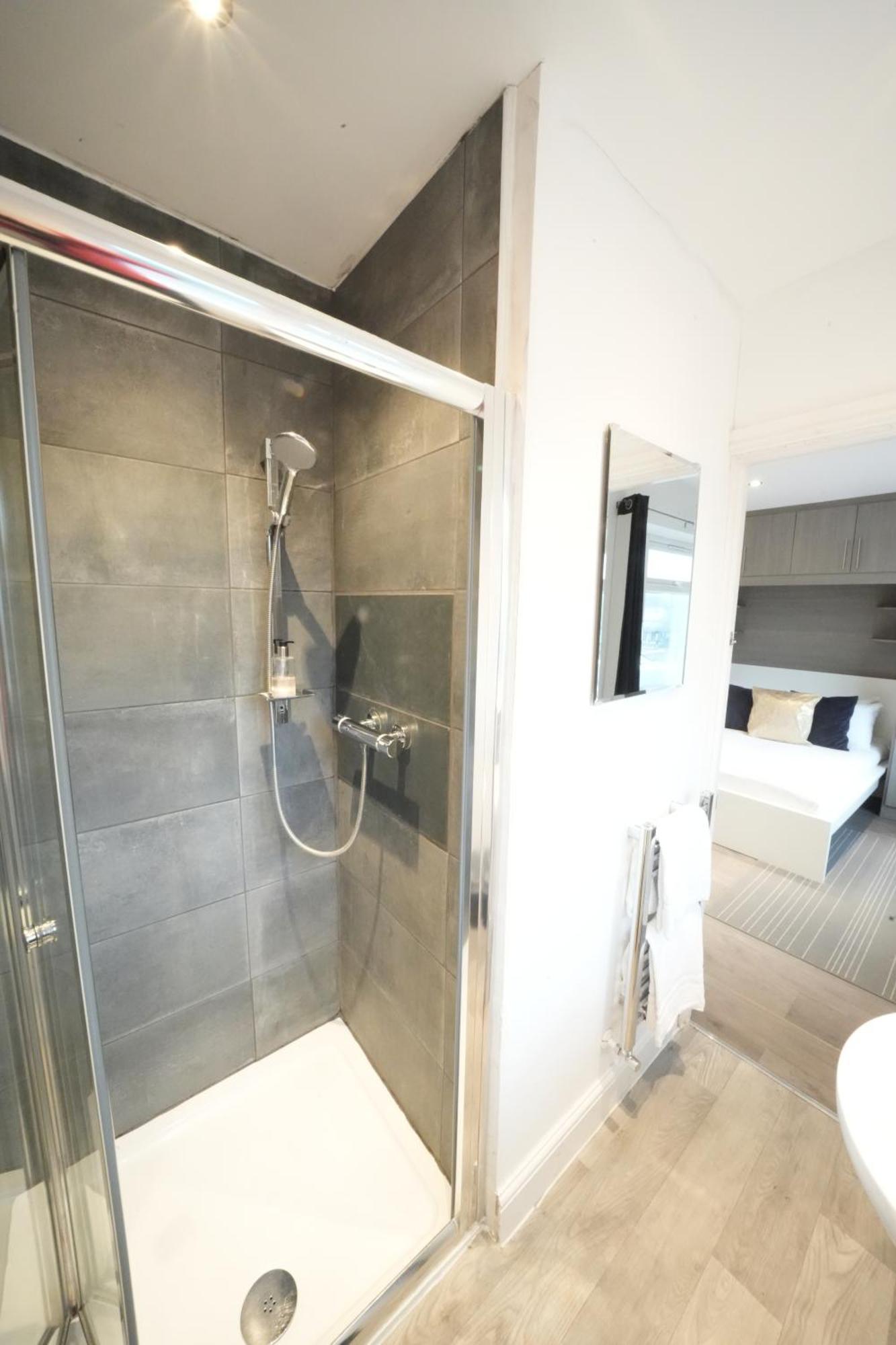 Grand Airport Ensuites هارموندسورث المظهر الخارجي الصورة