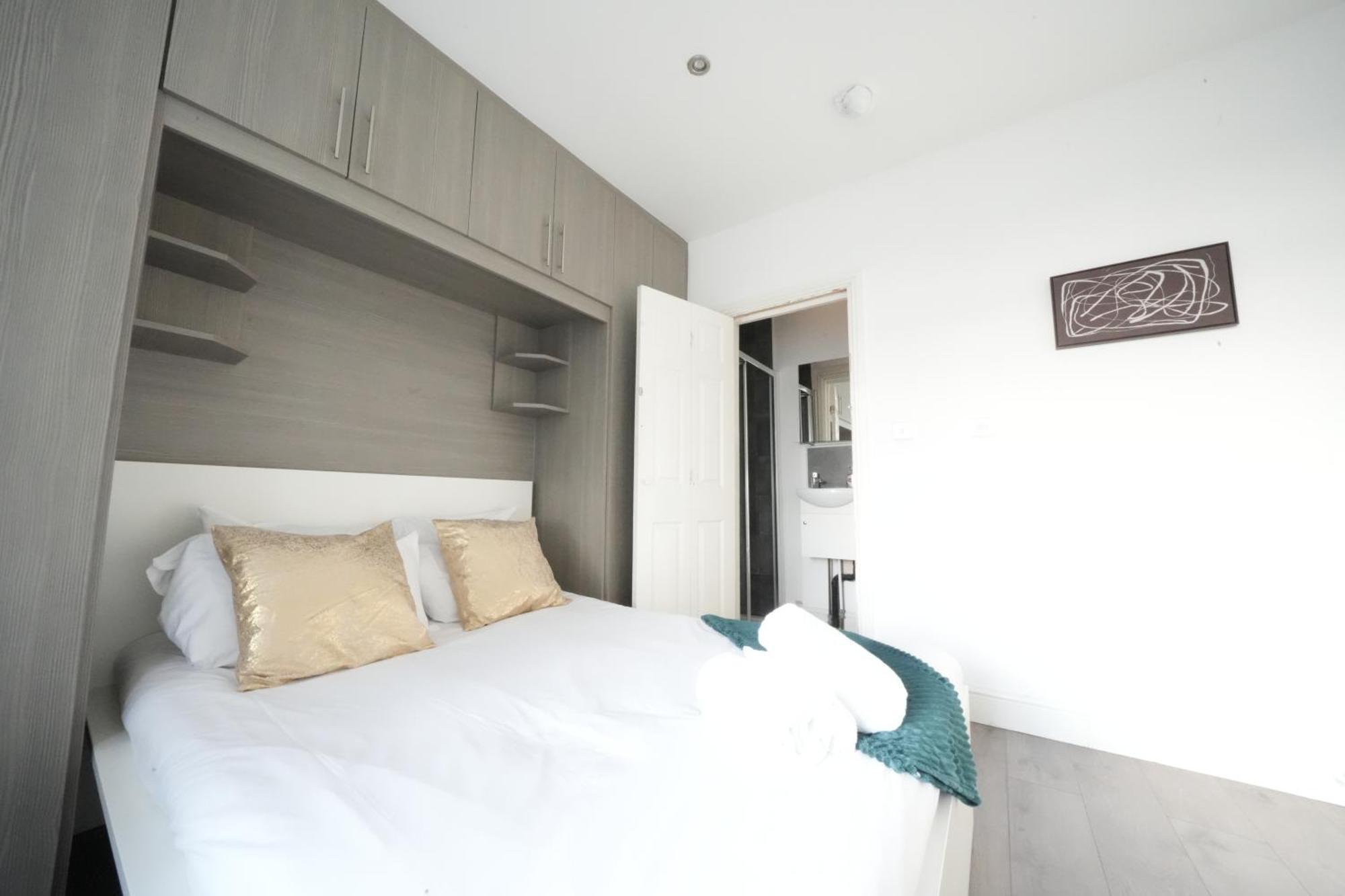 Grand Airport Ensuites هارموندسورث المظهر الخارجي الصورة